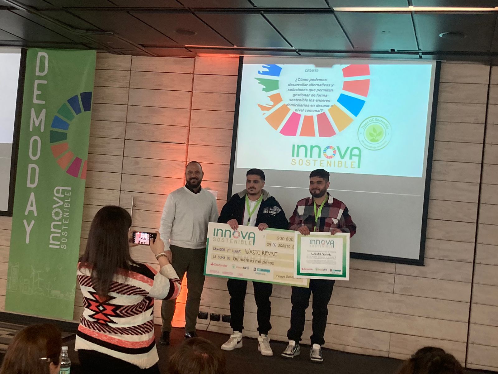 Dos personas esbozando ideas en una pizarra blanca